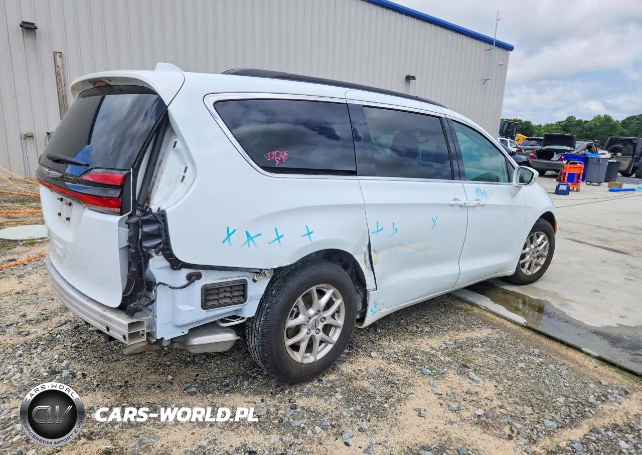 2022 Chrysler Pacifica Touring L VIN:2C4RC1BG4NR155386 - 3