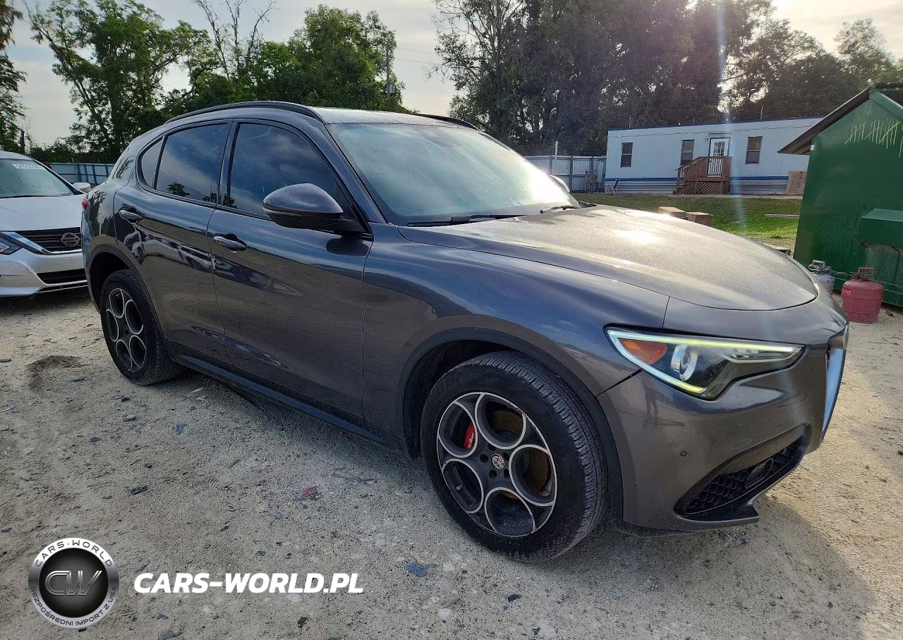 2018 Alfa Romeo Stelvio Sport VIN:ZASFAKPN1J7B73210 - 4