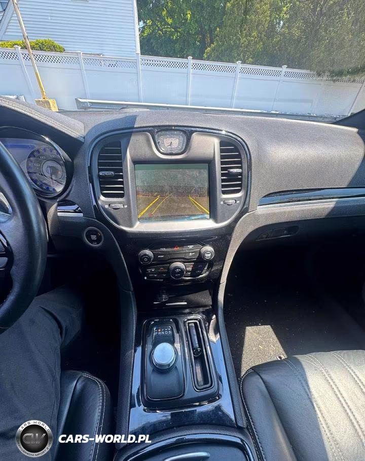 2020 Chrysler 300 S VIN:2C3CCABG5LH158682 - 9