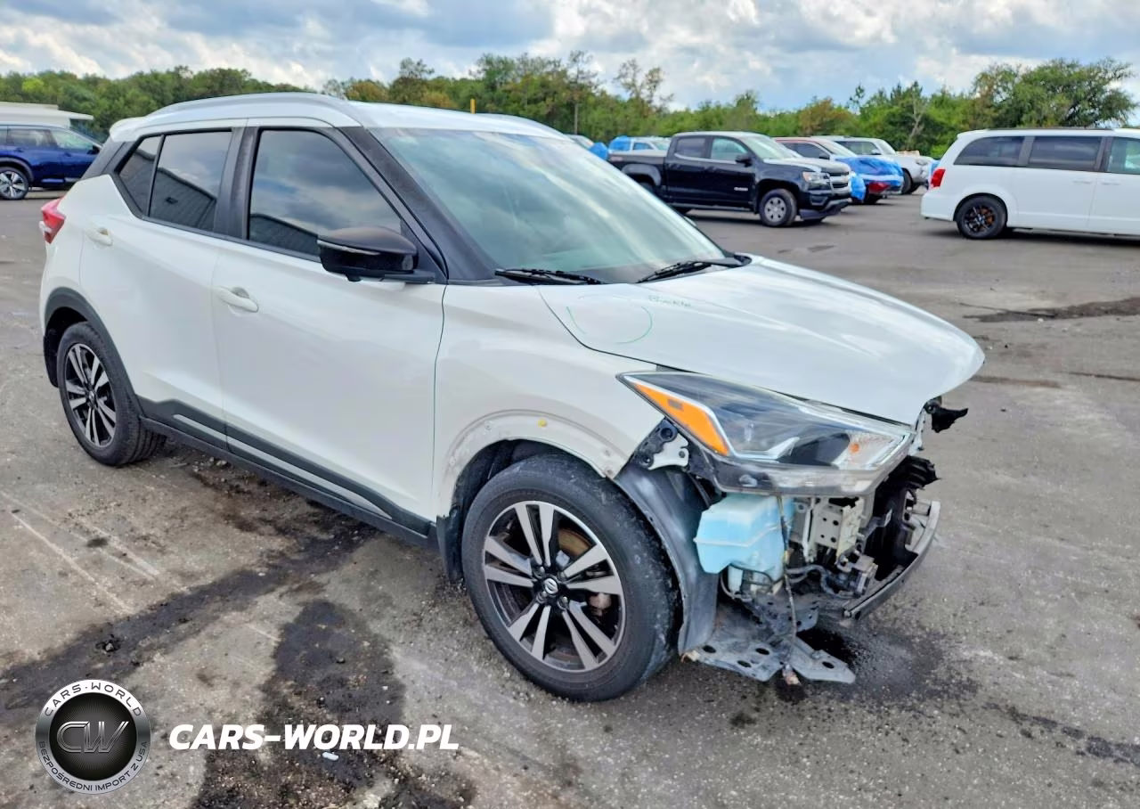 2018 Nissan Kicks Sr VIN:3N1CP5CUXJL525434 - 4