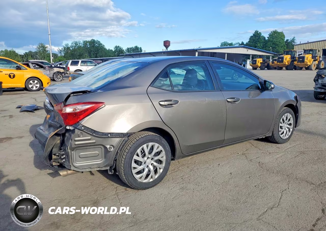 2018 Toyota Corolla Le VIN:2T1BURHEXJC013668 - 3