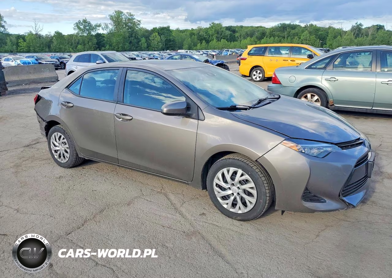 2018 Toyota Corolla Le VIN:2T1BURHEXJC013668 - 4