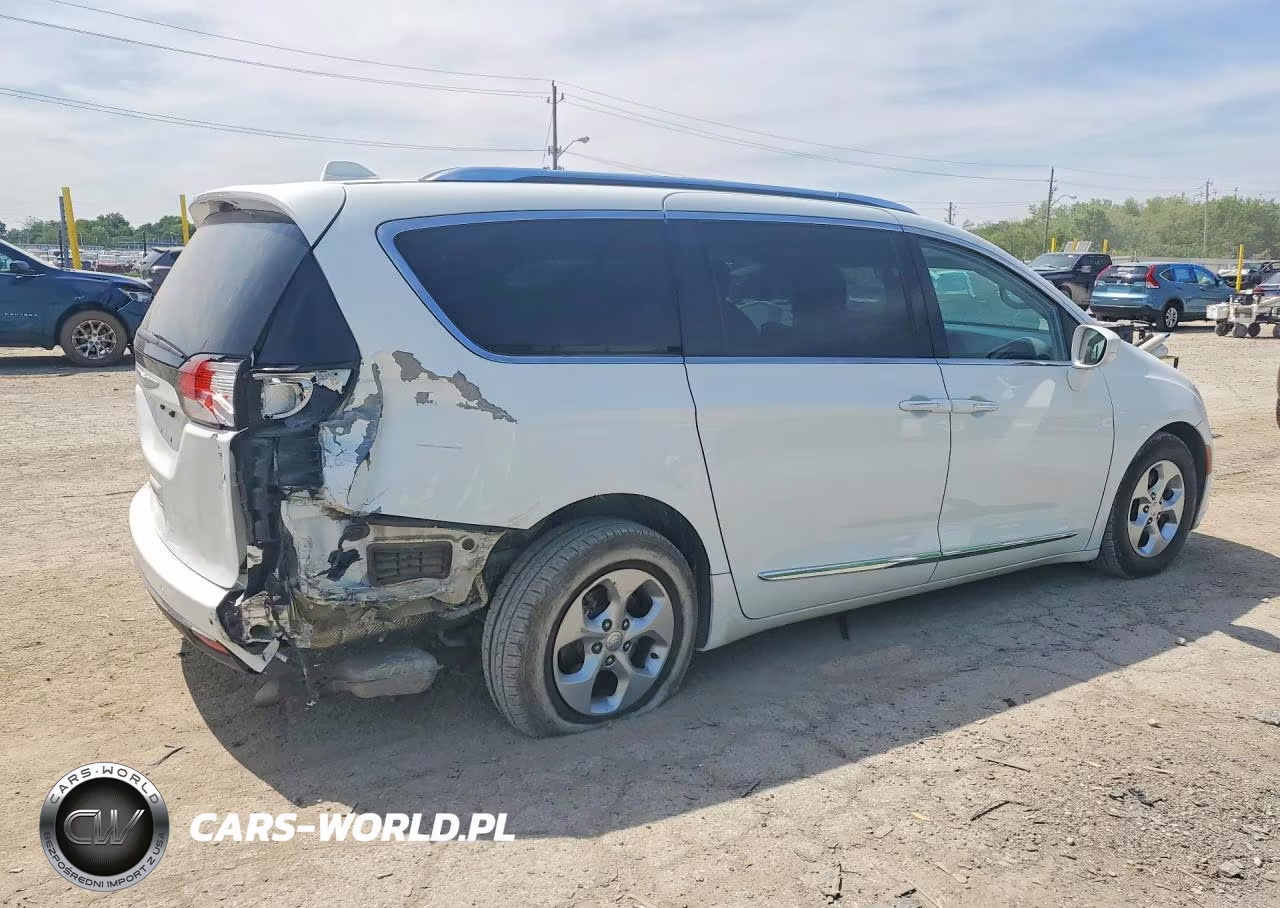2017 Chrysler Pacifica Touring L Plus VIN:2C4RC1EG3HR578265 - 3