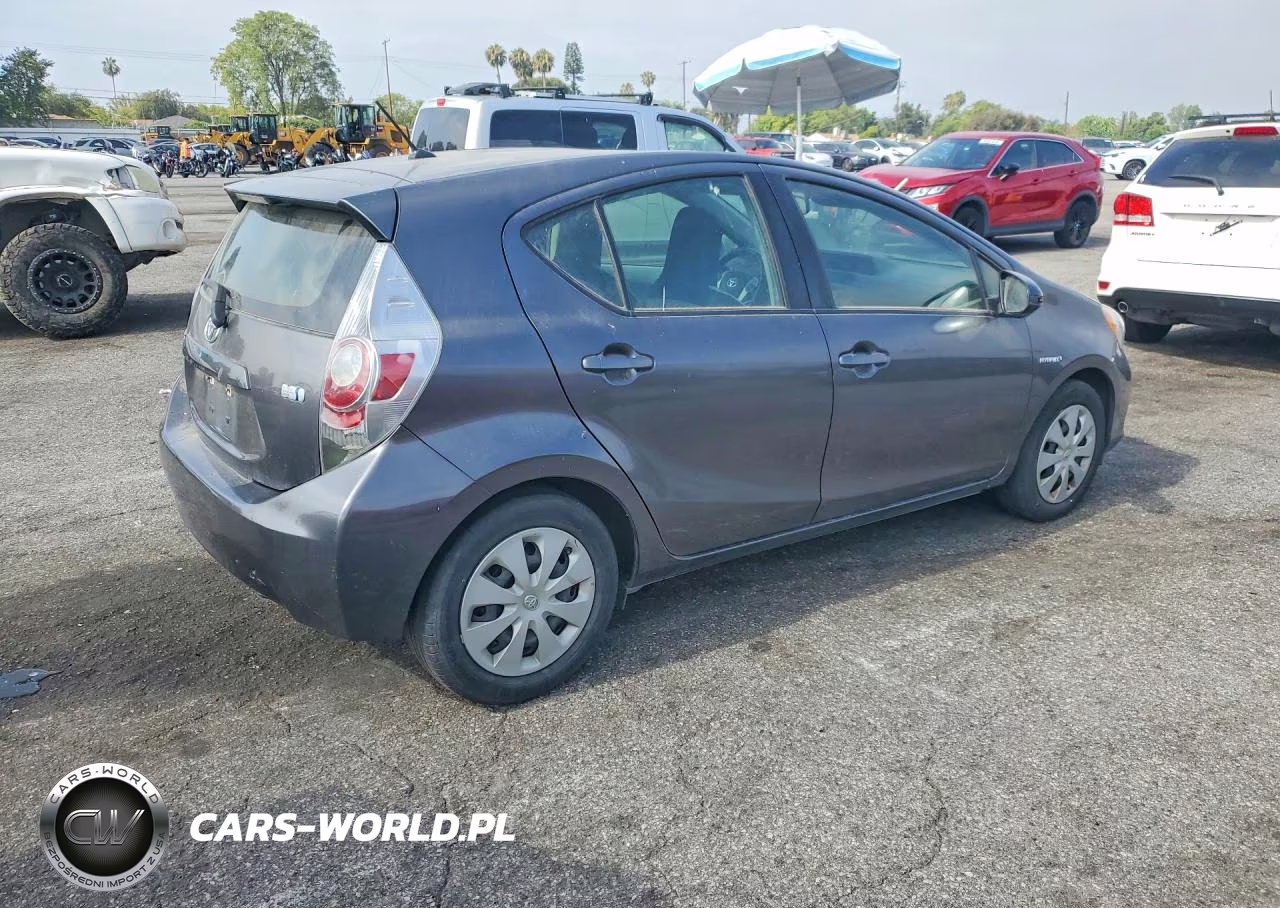 2014 Toyota Prius C One VIN:JTDKDTB31E1566305 - 3
