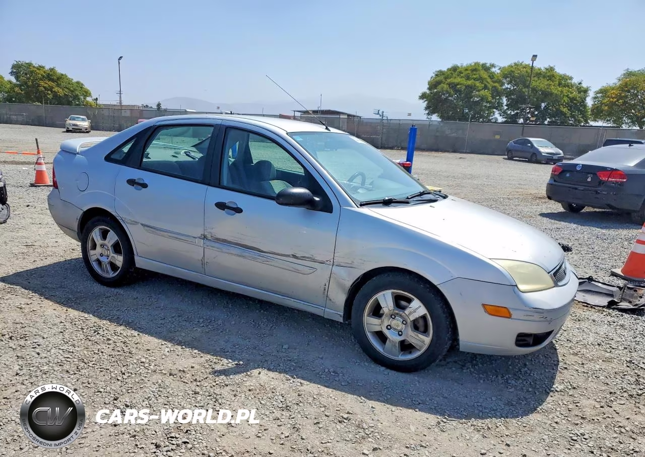 2005 Ford Focus Zx4 VIN:1FAFP34N15W126004 - 4