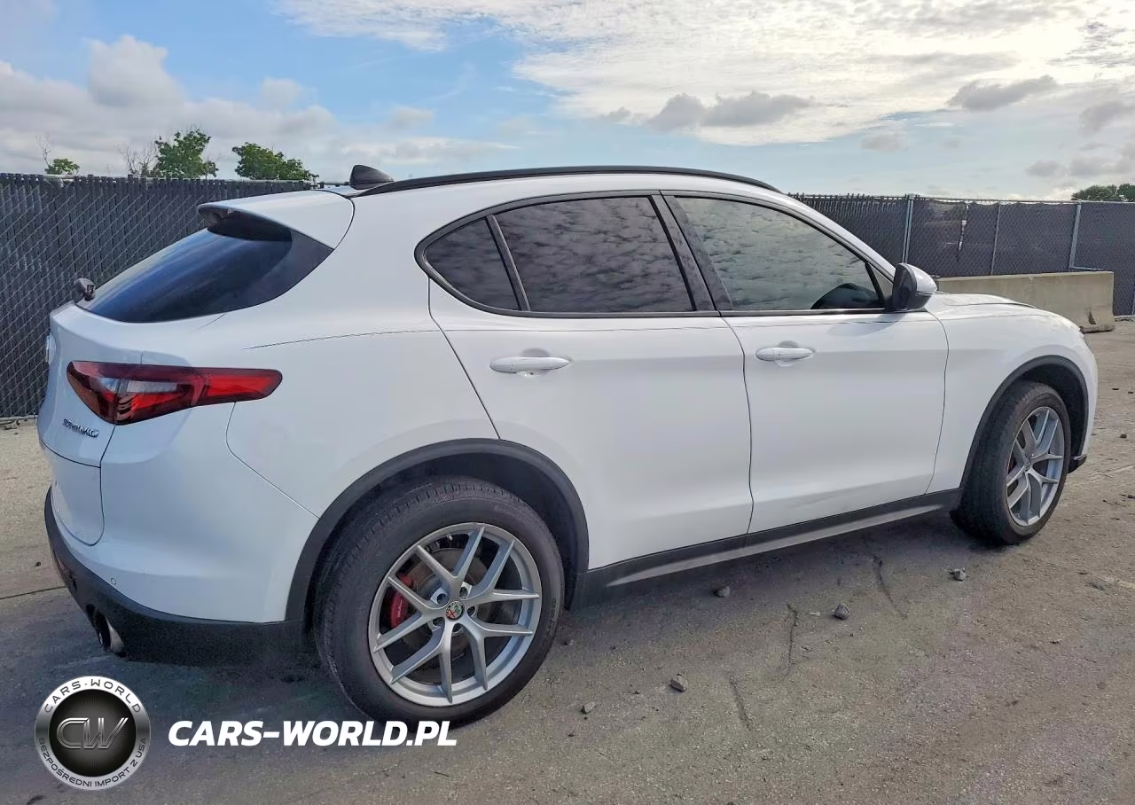 2018 Alfa Romeo Stelvio Ti Sport VIN:ZASFAKNN0J7B82368 - 3