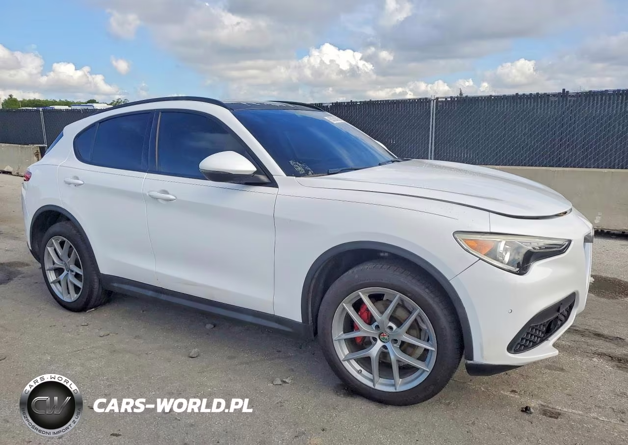 2018 Alfa Romeo Stelvio Ti Sport VIN:ZASFAKNN0J7B82368 - 4