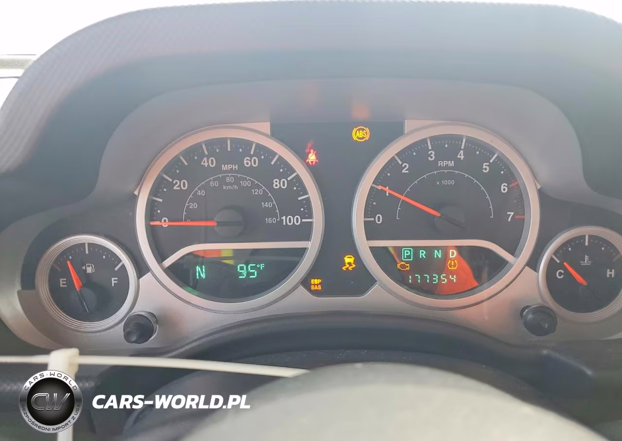 2008 Jeep Wrangler Unlimited Sahara VIN:1J4GA59198L605336 - 9