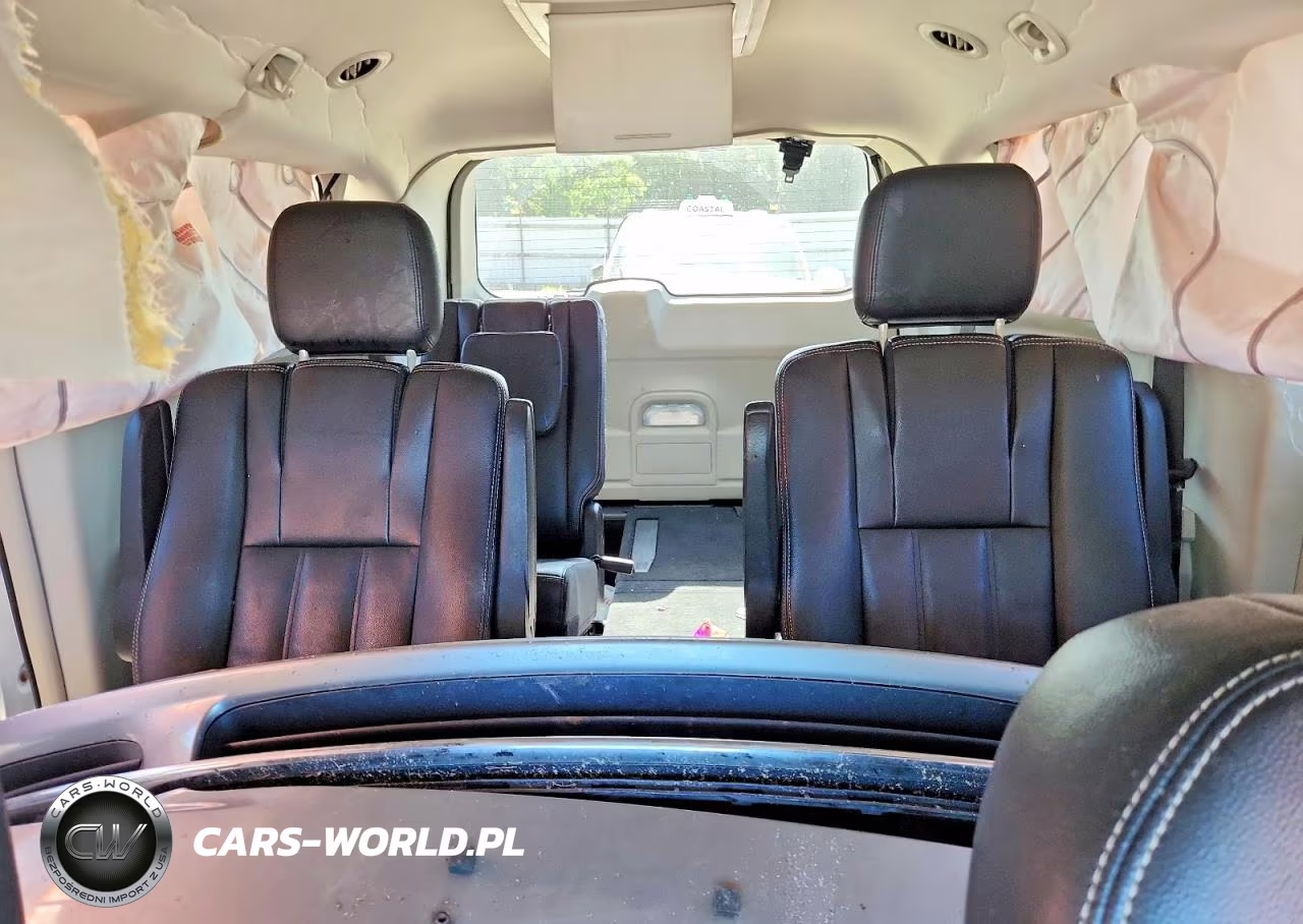 2015 Chrysler Town & Country Touring VIN:2C4RC1BG0FR629481 - 10