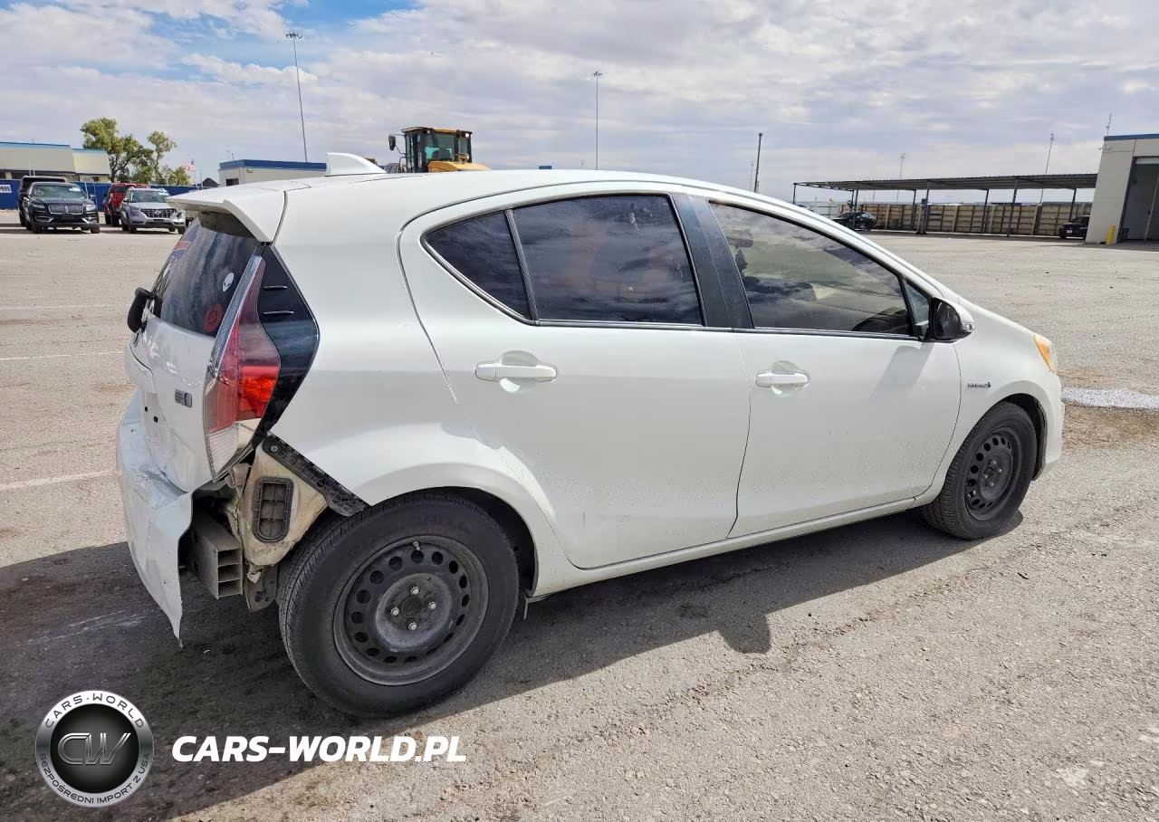 2016 Toyota Prius C Two VIN:JTDKDTB39G1590306 - 3