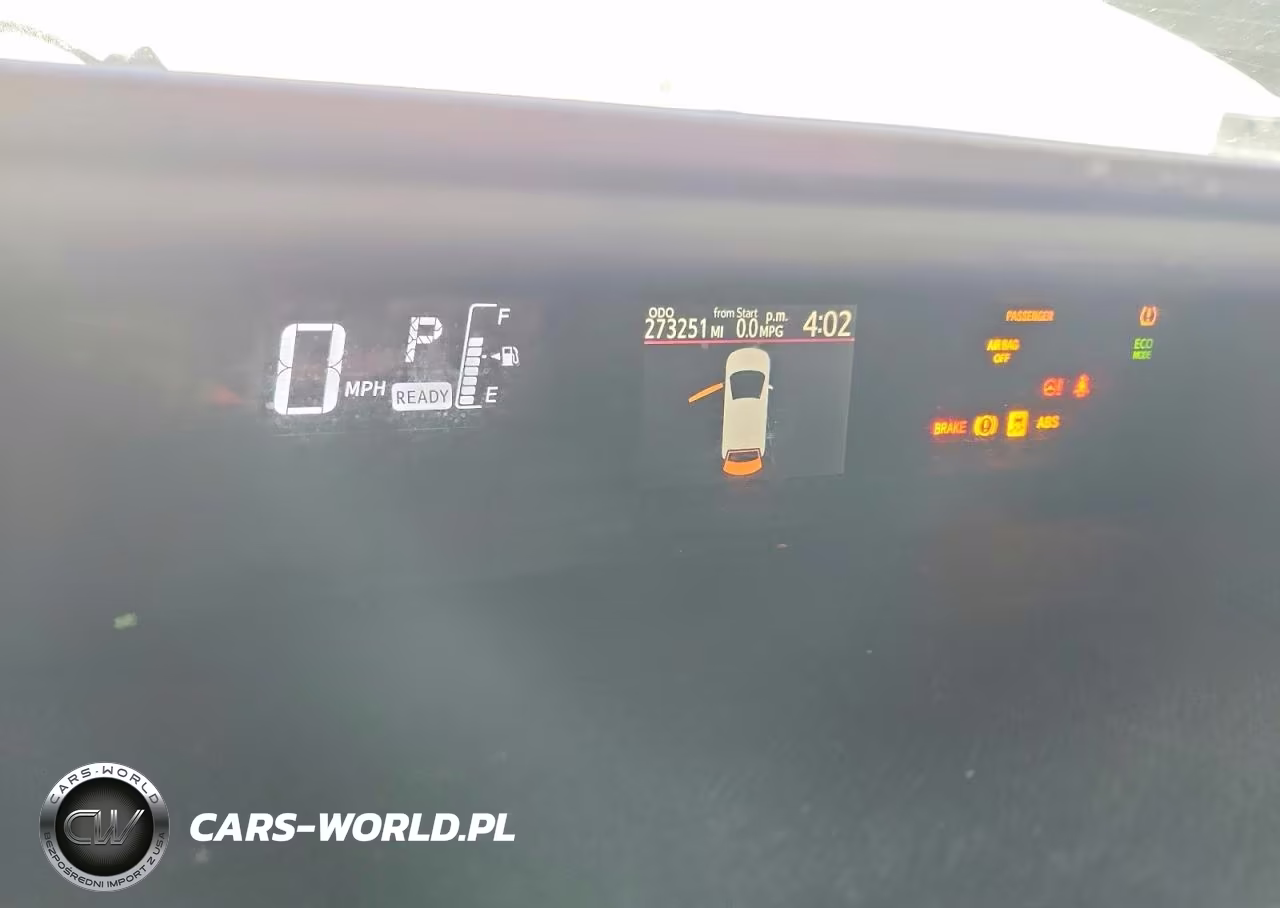 2016 Toyota Prius C Two VIN:JTDKDTB39G1590306 - 9