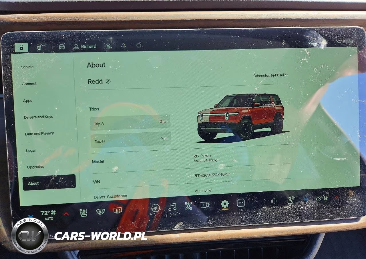 2025 Rivian R1S Premium VIN:7PDSGCBP5SN060757 - 9