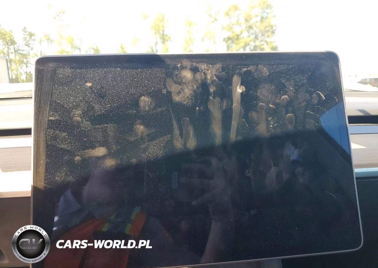 2021 Tesla Model Y VIN:5YJYGAEE9MF237781 - 9