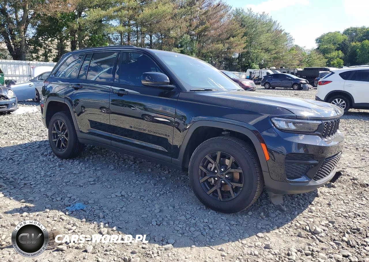 2025 Jeep Grand Cherokee Laredo VIN:1C4RJHAG6SC310721 - 4