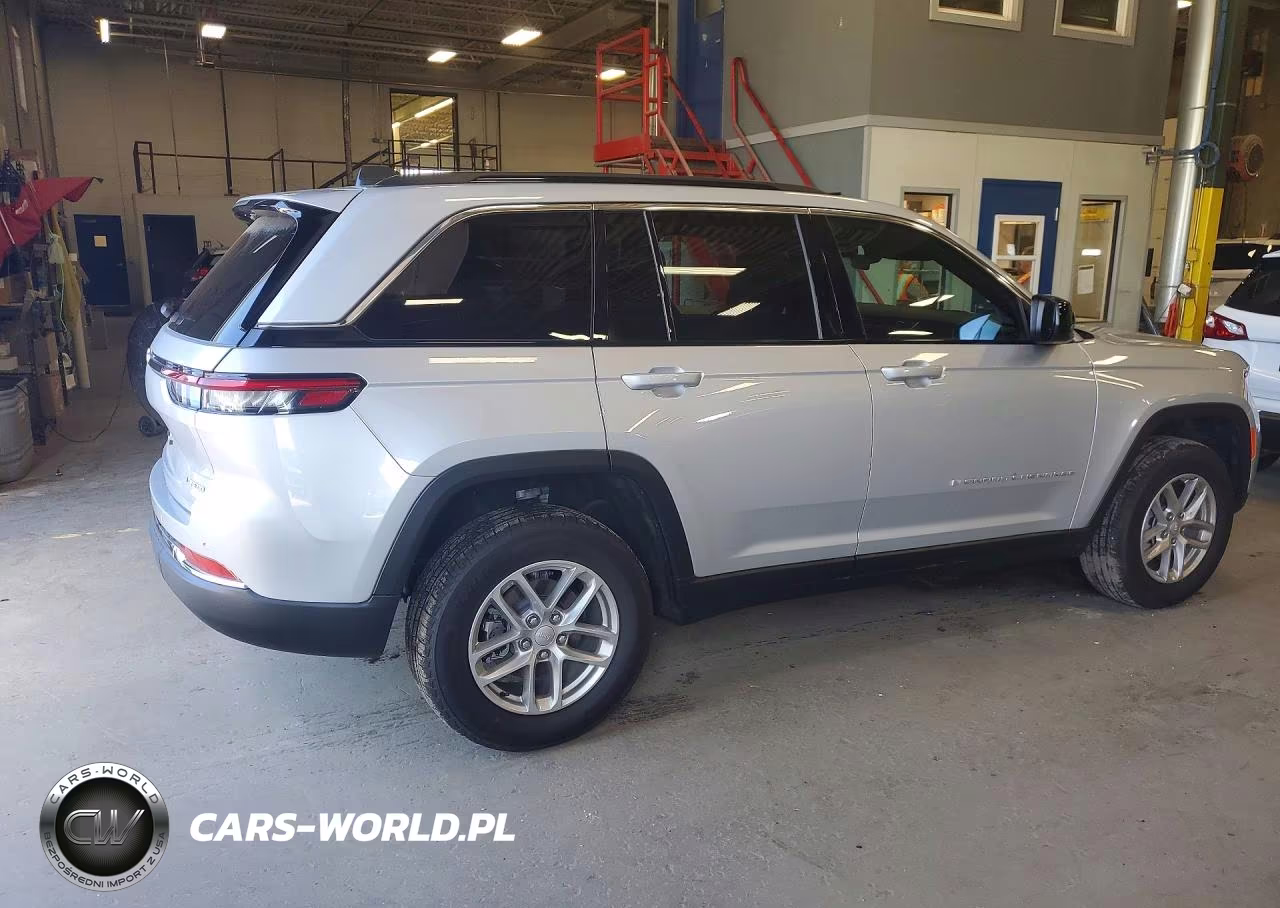 2025 Jeep Grand Cherokee Laredo VIN:1C4RJHAG5SC353432 - 3