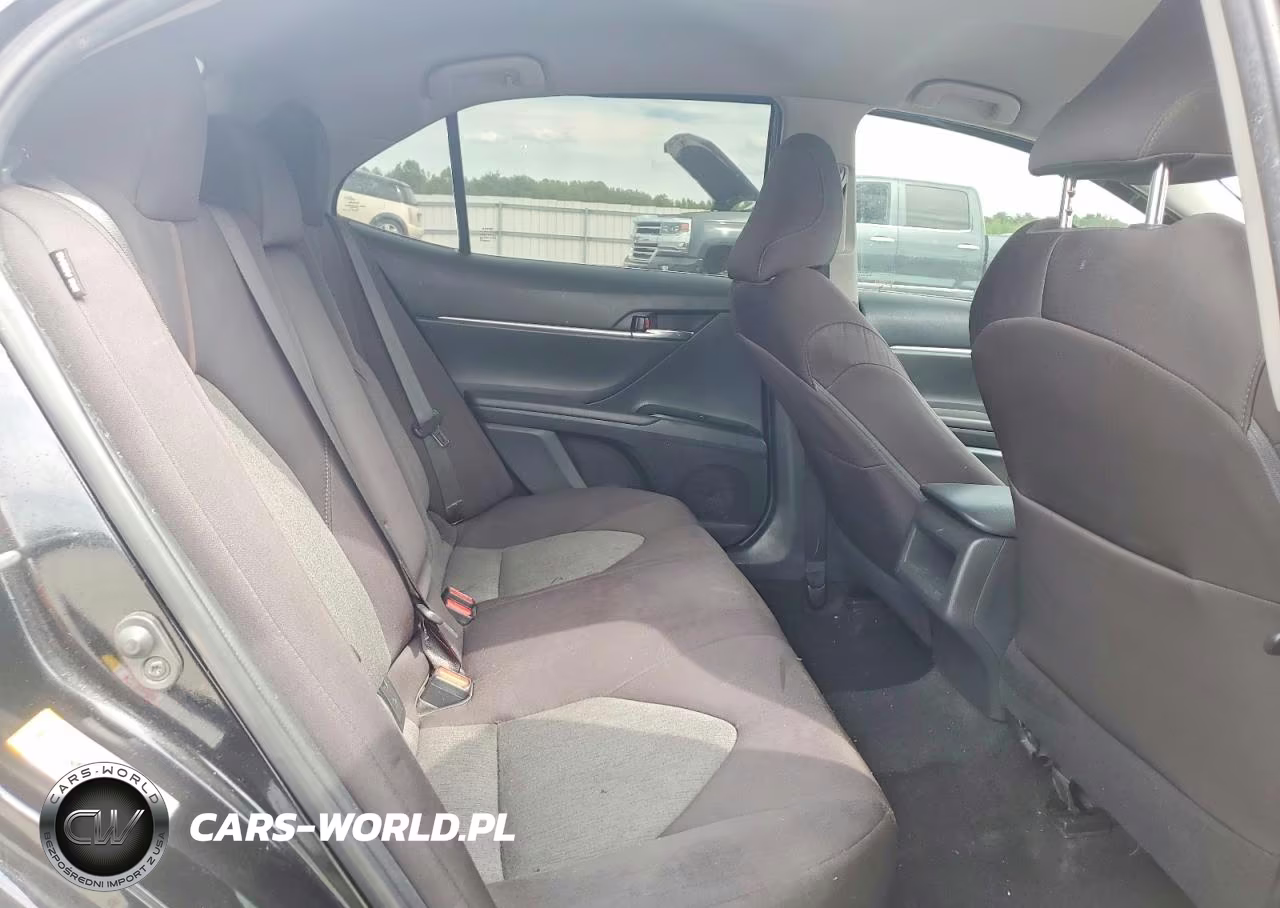 2018 Toyota Camry Le VIN:4T1B11HK1JU091304 - 10