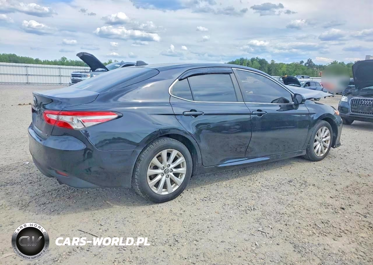 2018 Toyota Camry Le VIN:4T1B11HK1JU091304 - 3