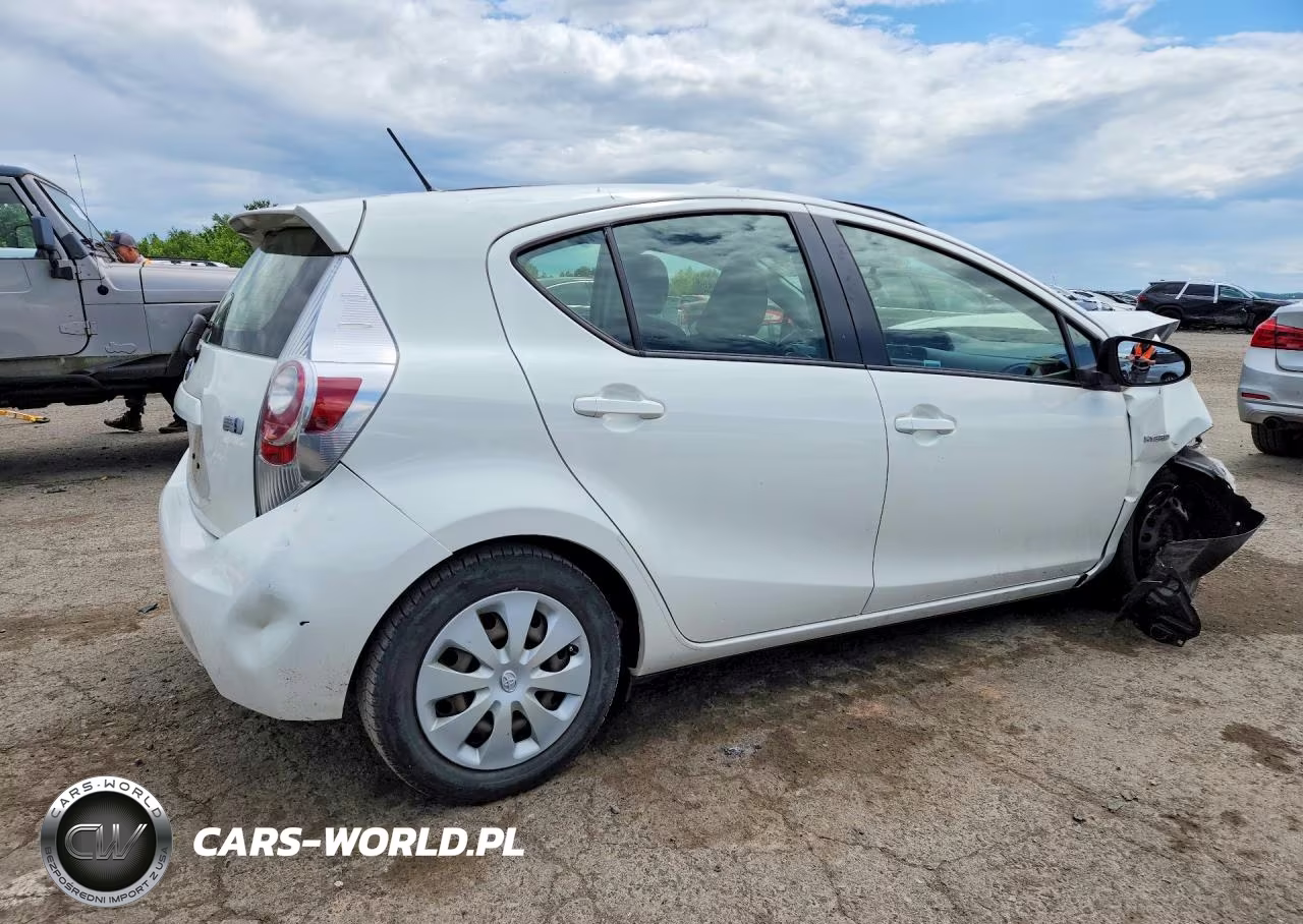 2013 Toyota Prius C Two VIN:JTDKDTB36D1543570 - 3
