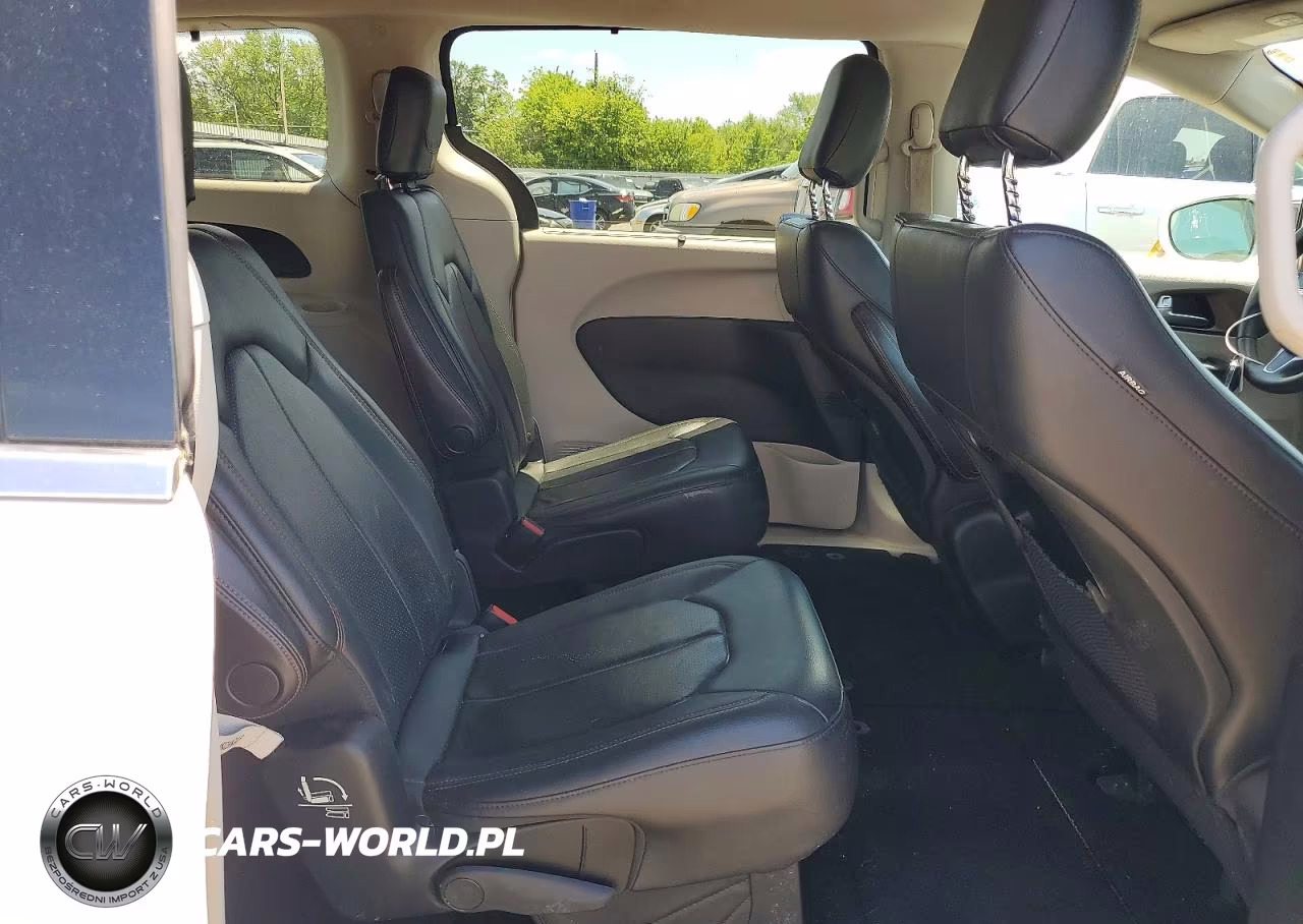 2018 Chrysler Pacifica Touring L VIN:2C4RC1BG9JR352287 - 11
