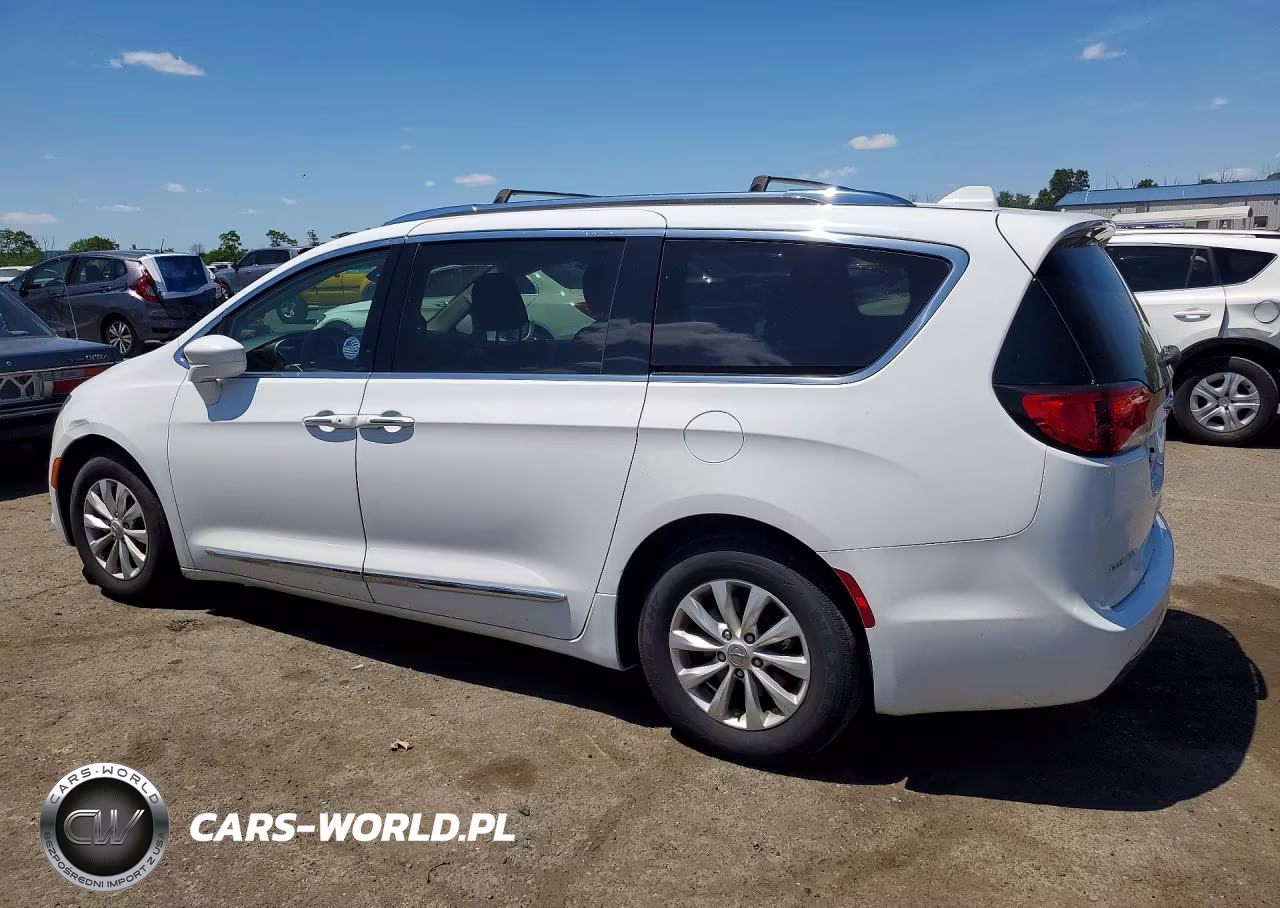 2018 Chrysler Pacifica Touring L VIN:2C4RC1BG9JR352287 - 2