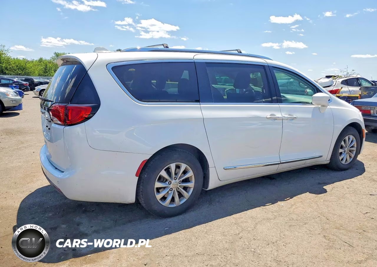 2018 Chrysler Pacifica Touring L VIN:2C4RC1BG9JR352287 - 3