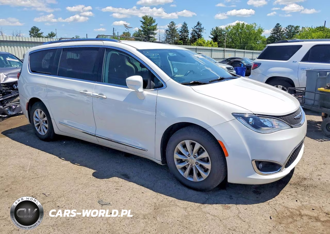 2018 Chrysler Pacifica Touring L VIN:2C4RC1BG9JR352287 - 4