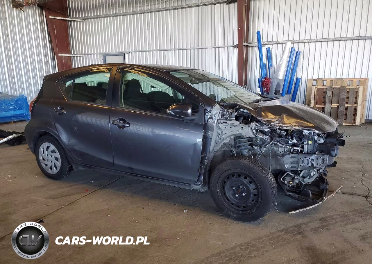 2016 Toyota Prius C Two VIN:JTDKDTB39G1590726 - 4