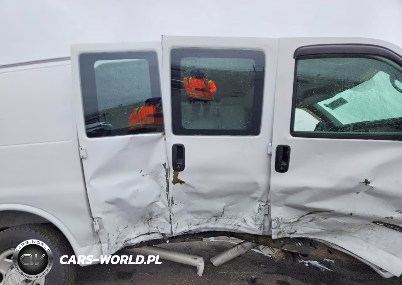 2005 Chevrolet Express Delivery Van VIN:1GCGG25V251265739 - 11