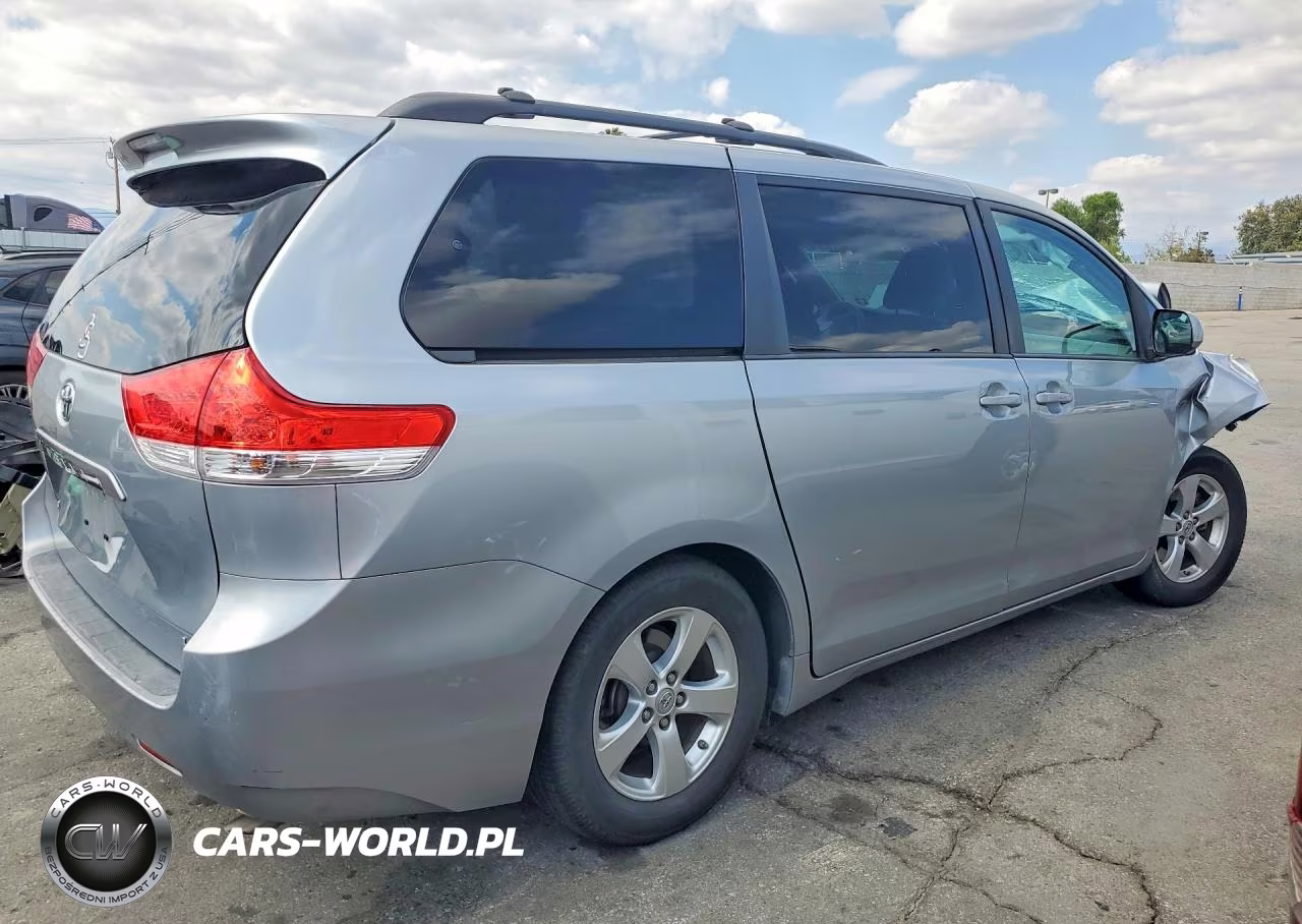 2014 Toyota Sienna Le VIN:5TDKK3DC8ES483525 - 3