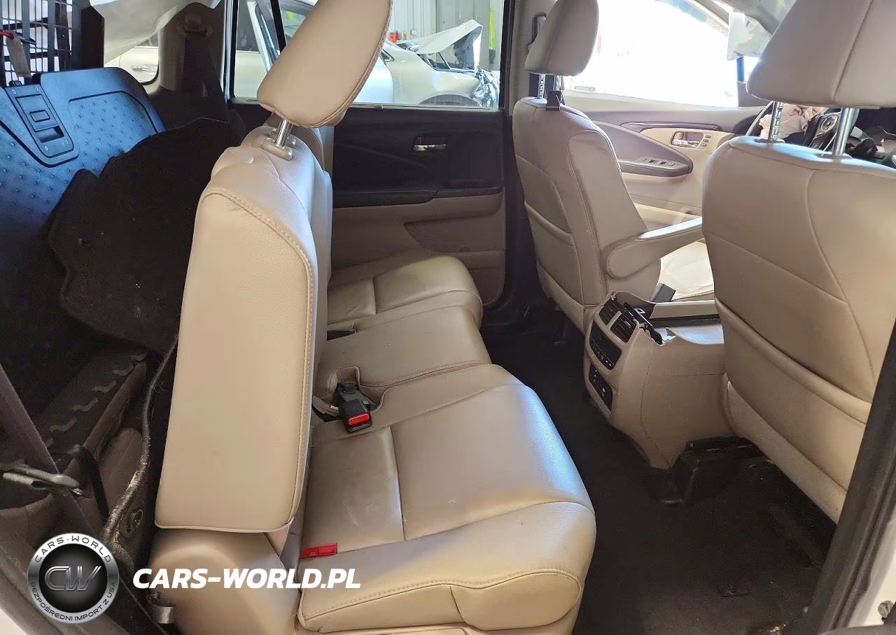 2018 Honda Pilot Touring VIN:5FNYF6H98JB010463 - 10