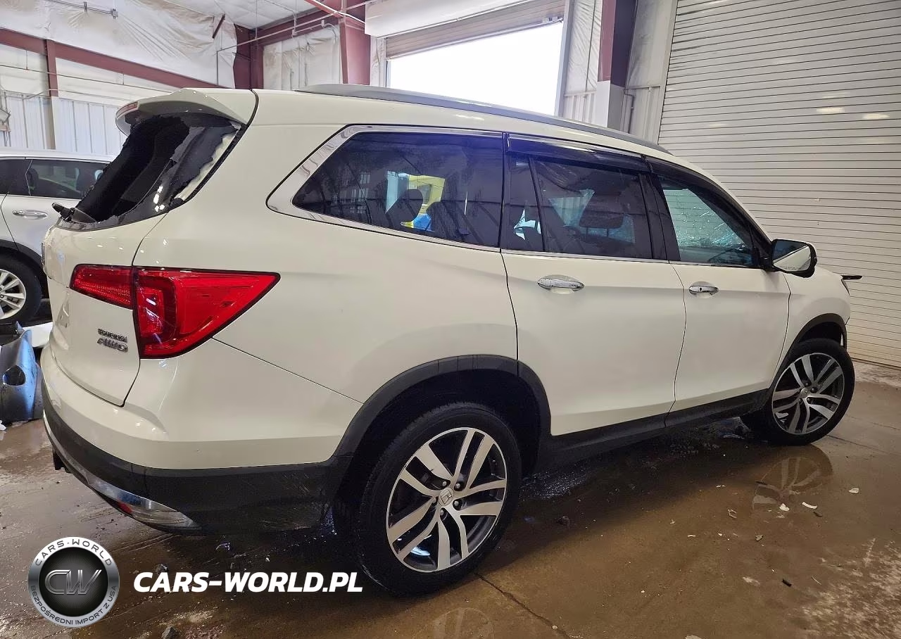 2018 Honda Pilot Touring VIN:5FNYF6H98JB010463 - 3