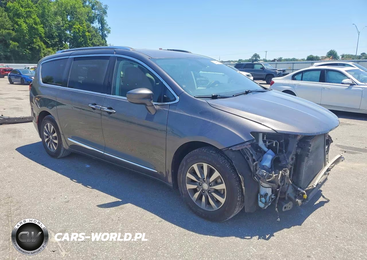 2020 Chrysler Pacifica Touring L Plus VIN:2C4RC1EGXLR182696 - 4