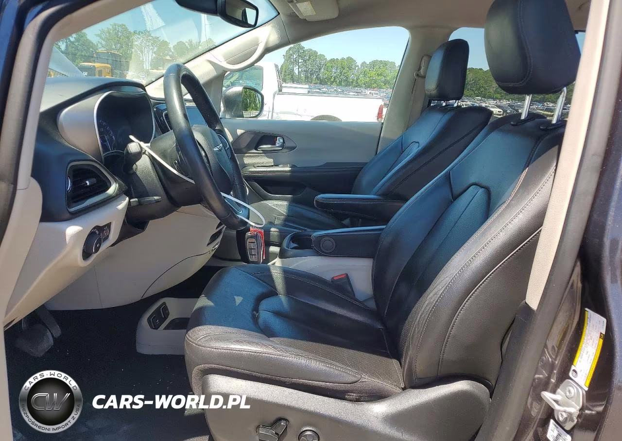 2020 Chrysler Pacifica Touring L Plus VIN:2C4RC1EGXLR182696 - 7