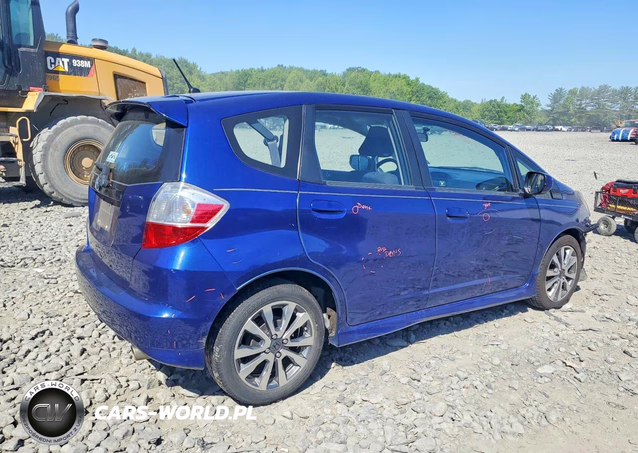 2013 Honda Fit Sport VIN:JHMGE8H52DC062470 - 3
