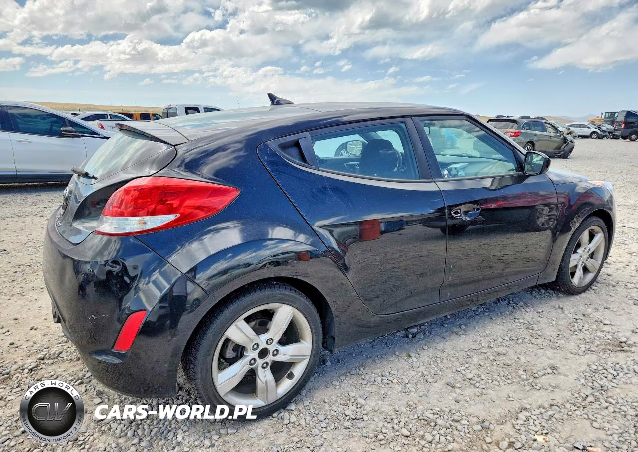 2015 Hyundai Veloster Base VIN:KMHTC6AD4FU243686 - 3