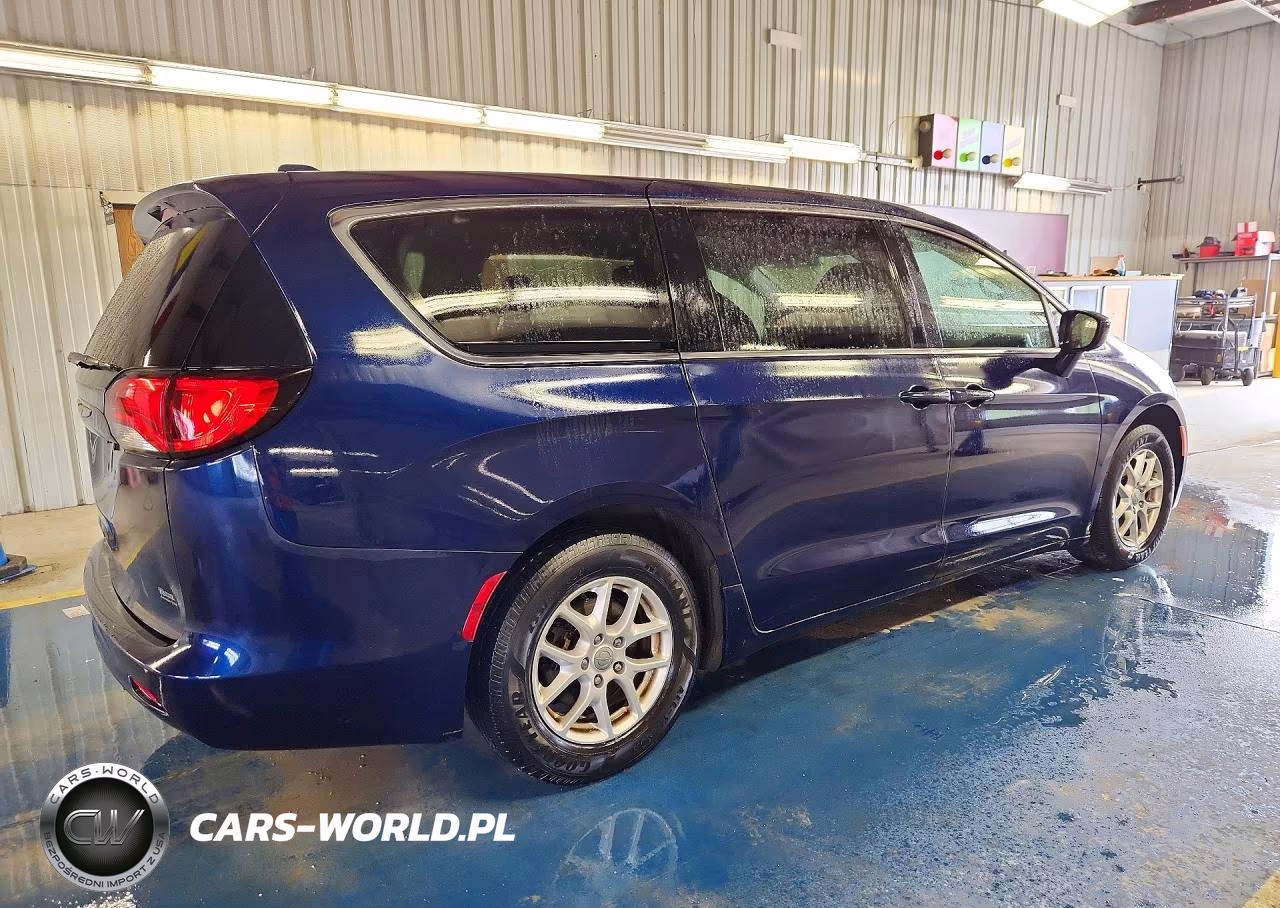 2017 Chrysler Pacifica Touring VIN:2C4RC1DG2HR587492 - 3