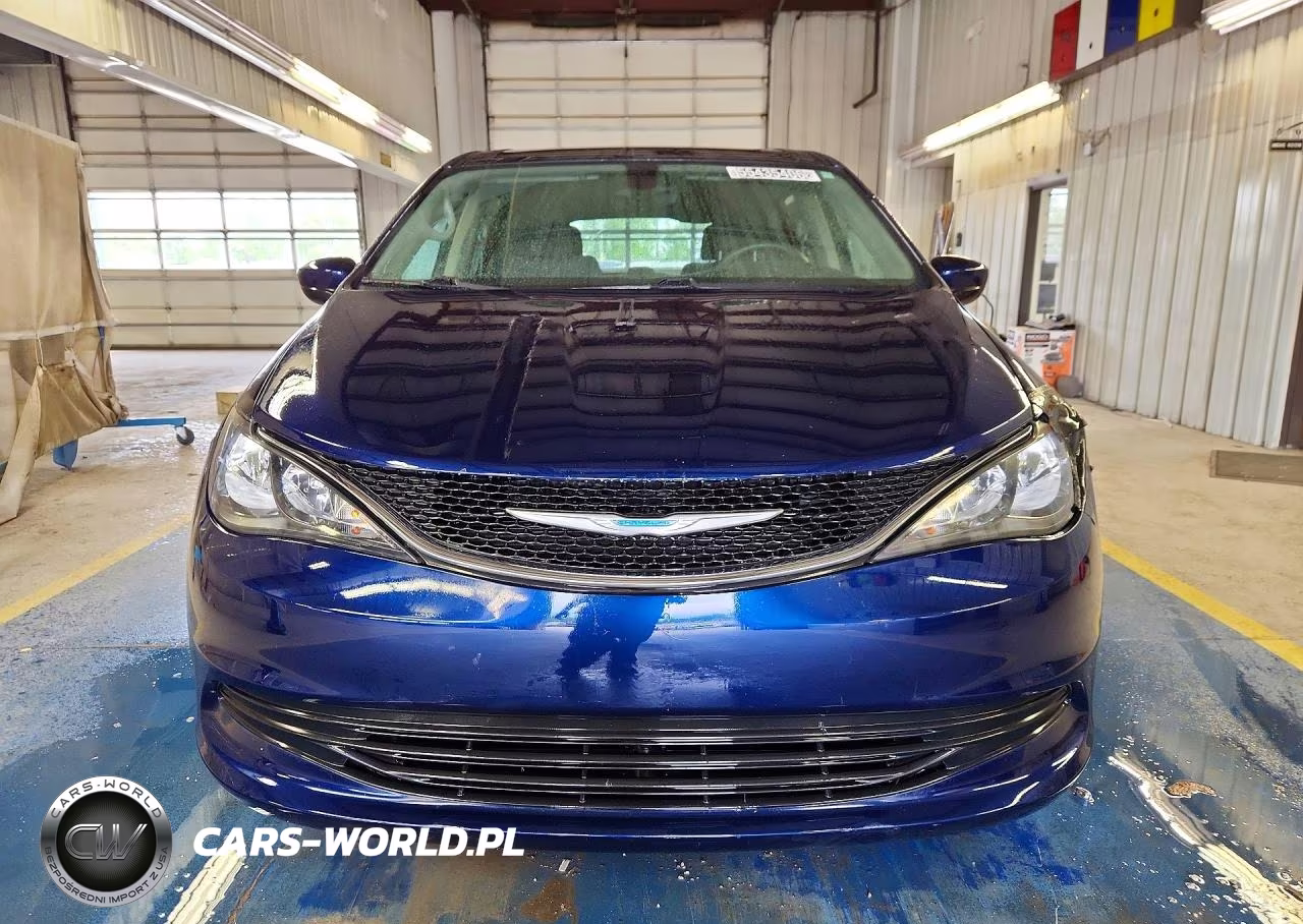 2017 Chrysler Pacifica Touring VIN:2C4RC1DG2HR587492 - 5
