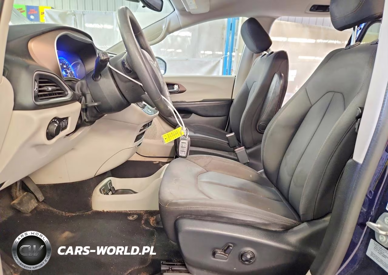 2017 Chrysler Pacifica Touring VIN:2C4RC1DG2HR587492 - 7