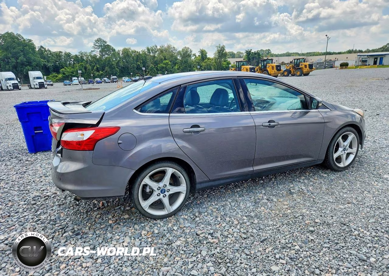 2013 Ford Focus Titanium VIN:1FADP3J2XDL161724 - 3