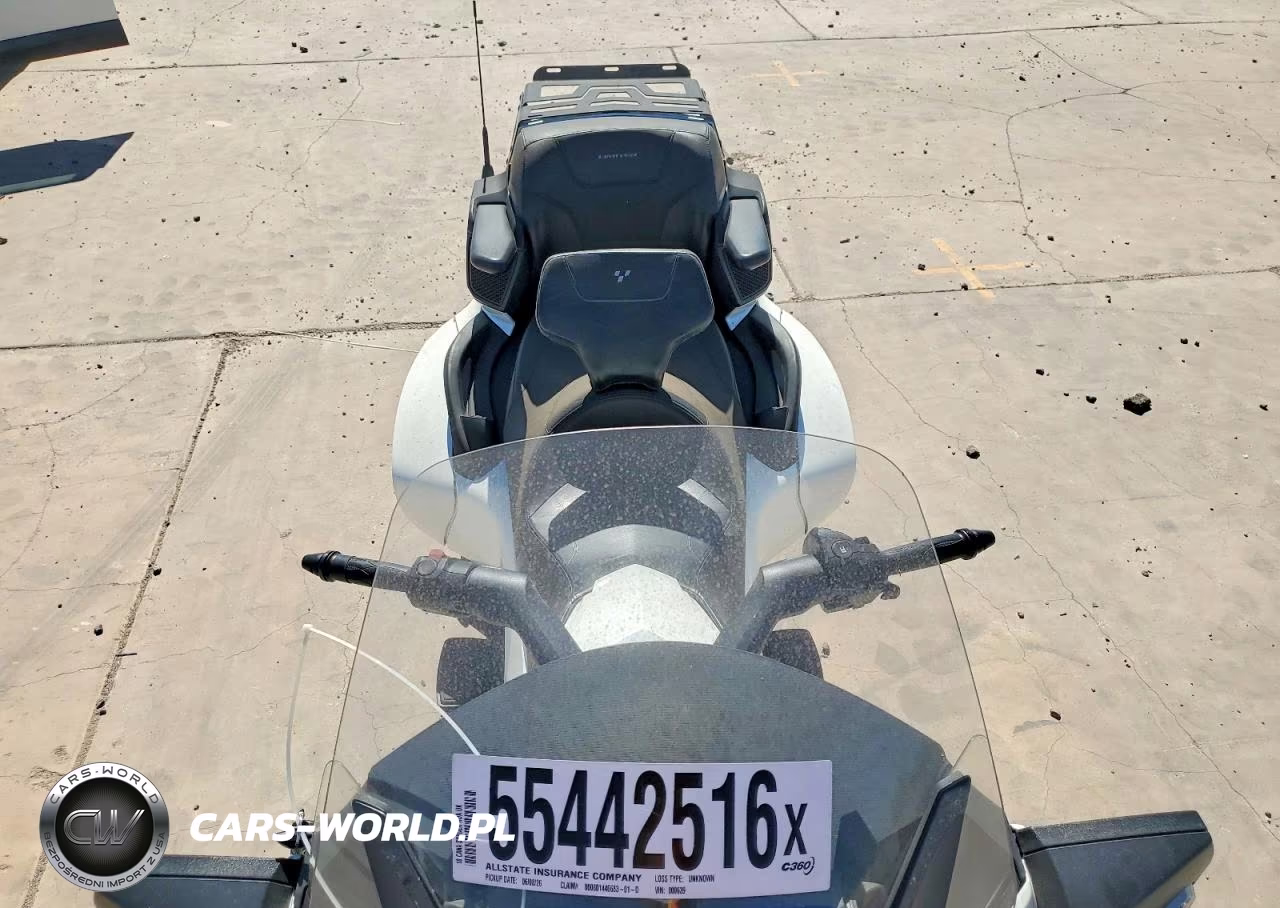 2018 Can-Am Spyder Roadster Rt VIN:2BXNBDD23JV000639 - 5
