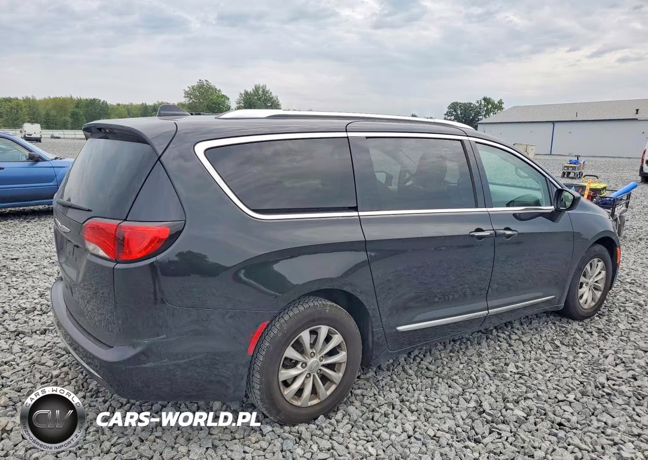 2018 Chrysler Pacifica Touring L Plus VIN:2C4RC1EGXJR261881 - 3