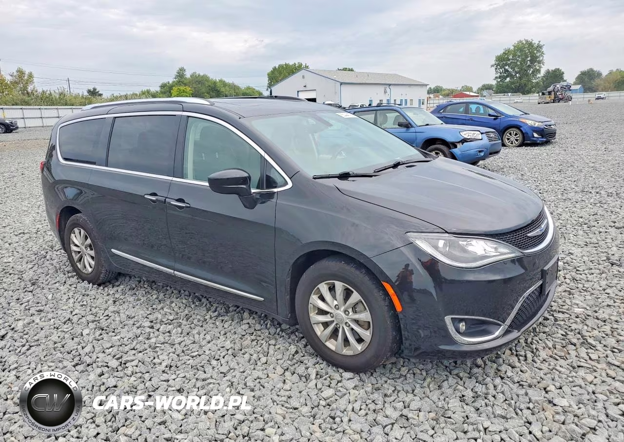 2018 Chrysler Pacifica Touring L Plus VIN:2C4RC1EGXJR261881 - 4