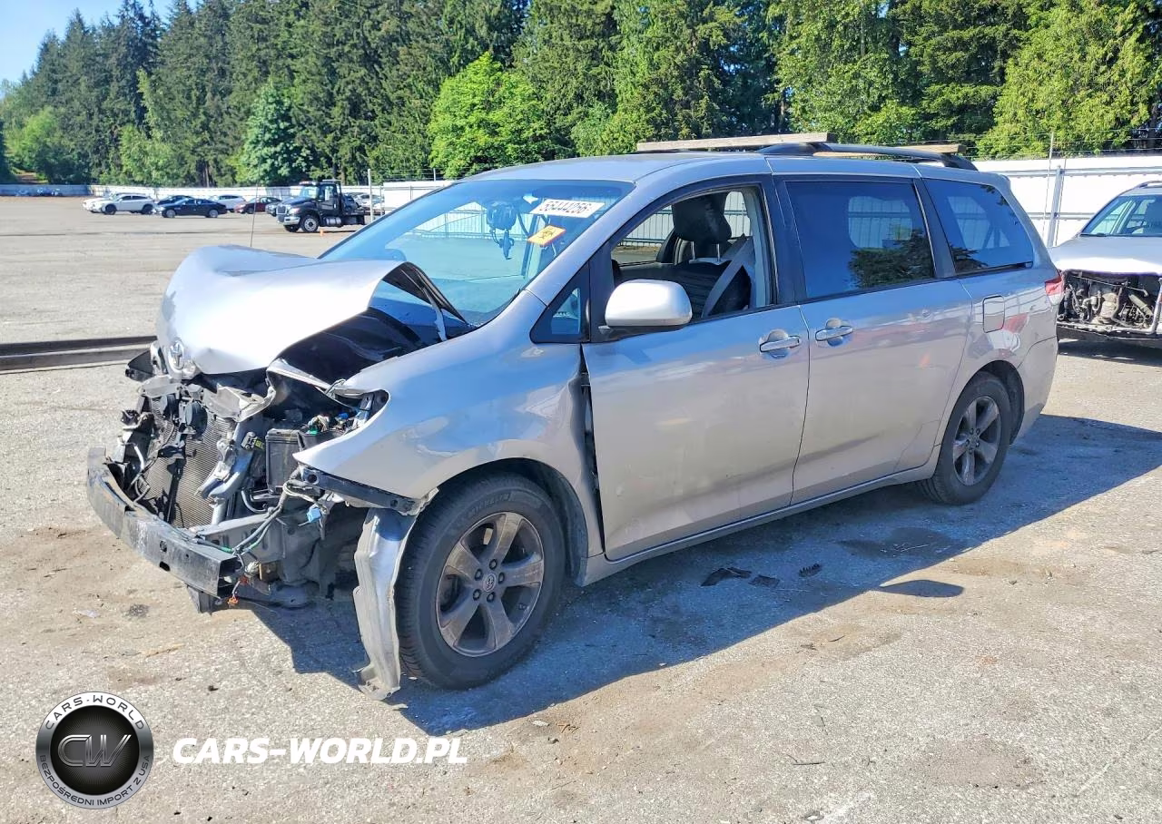 2011 Toyota Sienna Le – zdjęcie 1 z 13