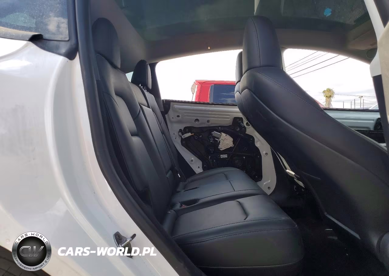 2023 Tesla Model Y VIN:7SAYGDEE3PA030678 - 10