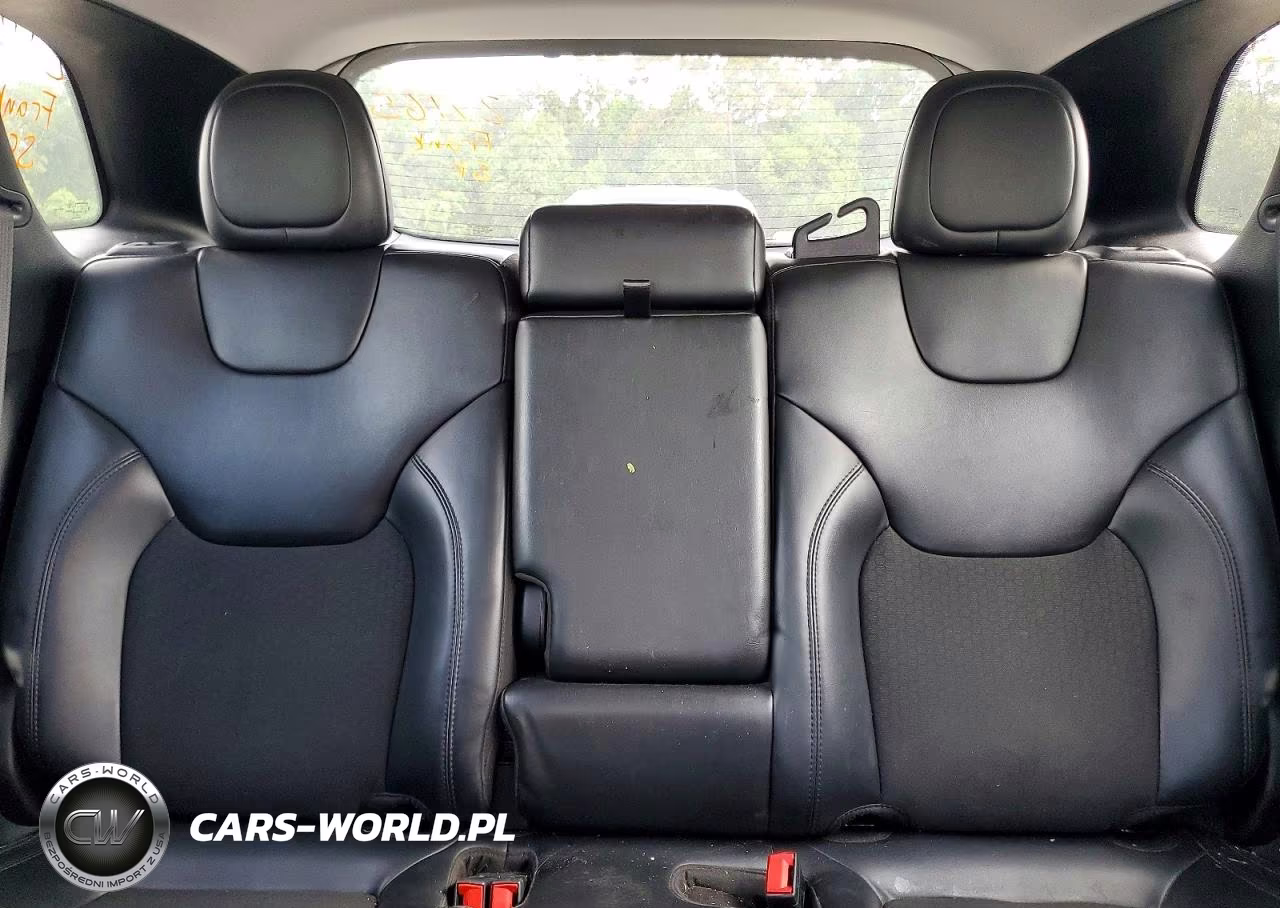 2019 Jeep Cherokee Latitude Plus VIN:1C4PJLLB4KD490352 - 10