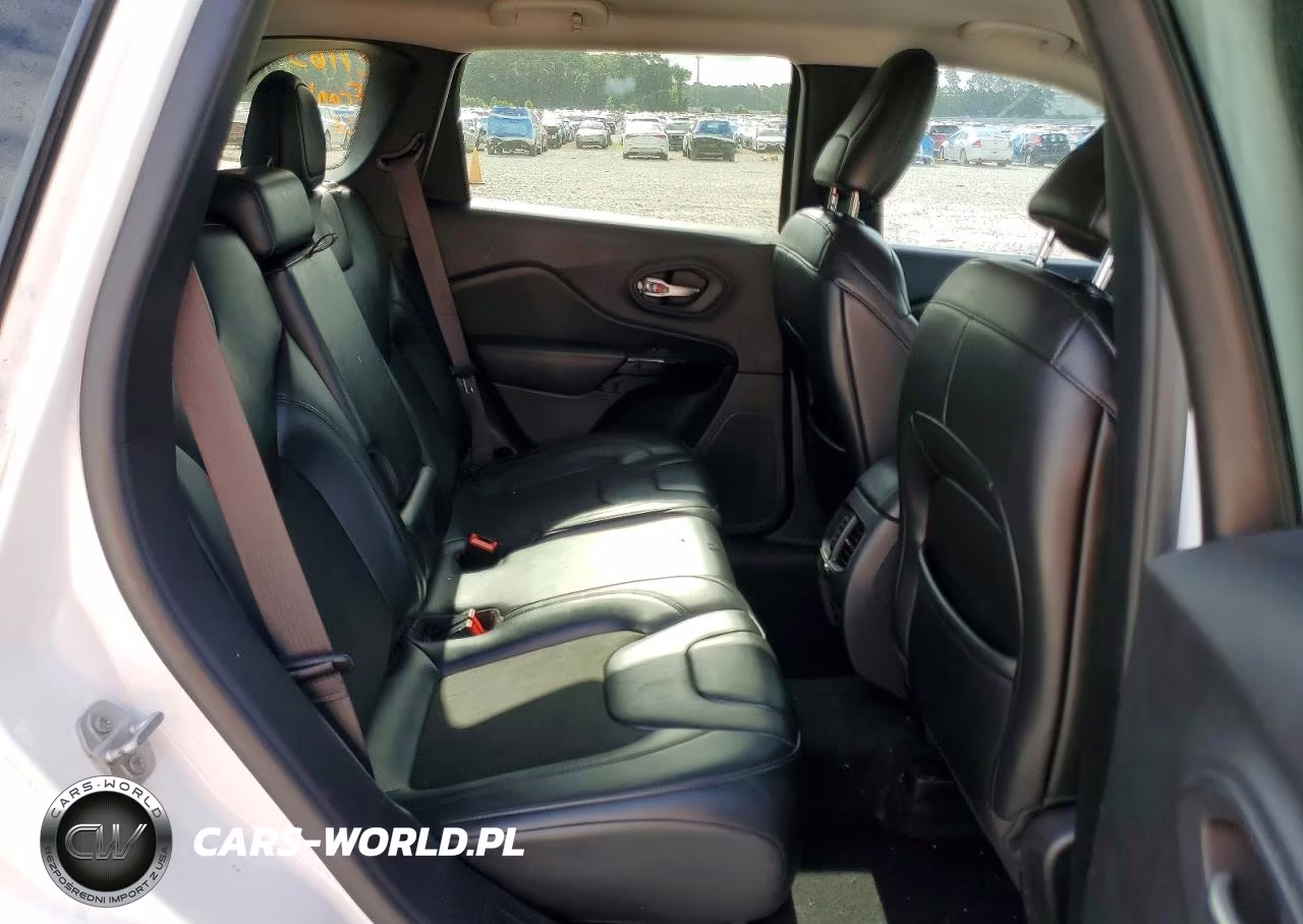 2019 Jeep Cherokee Latitude Plus VIN:1C4PJLLB4KD490352 - 11
