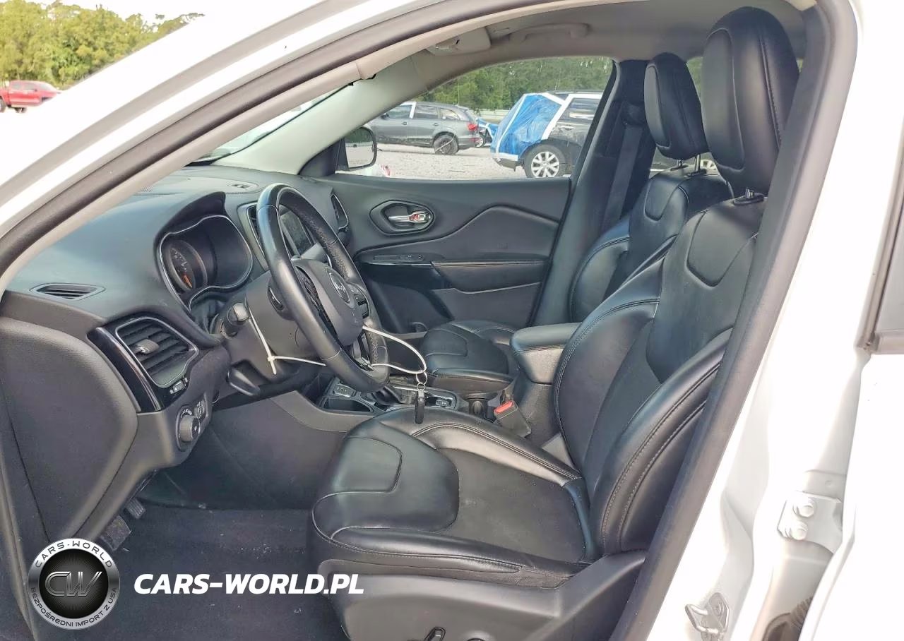 2019 Jeep Cherokee Latitude Plus VIN:1C4PJLLB4KD490352 - 7