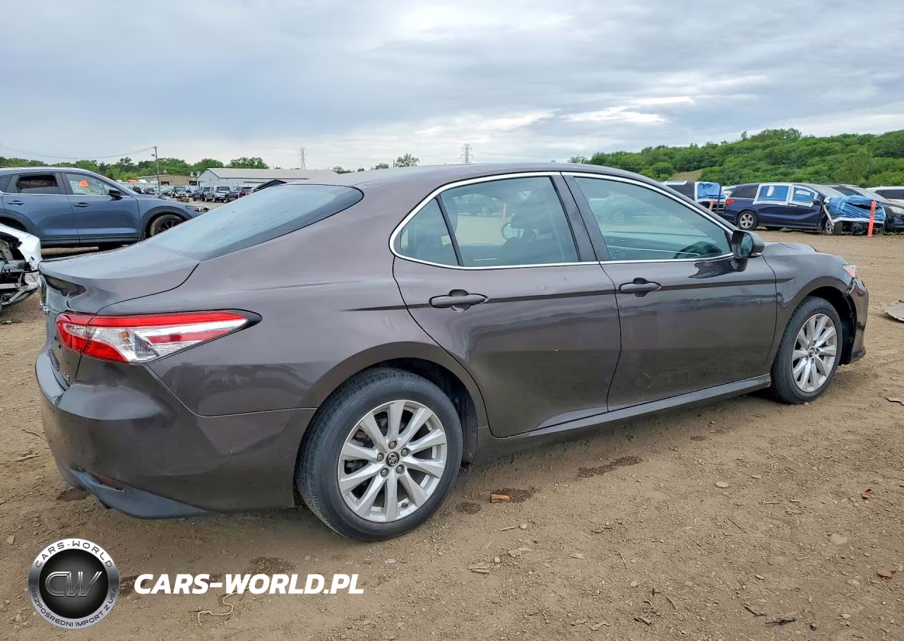2018 Toyota Camry Le VIN:4T1B11HK0JU091911 - 3