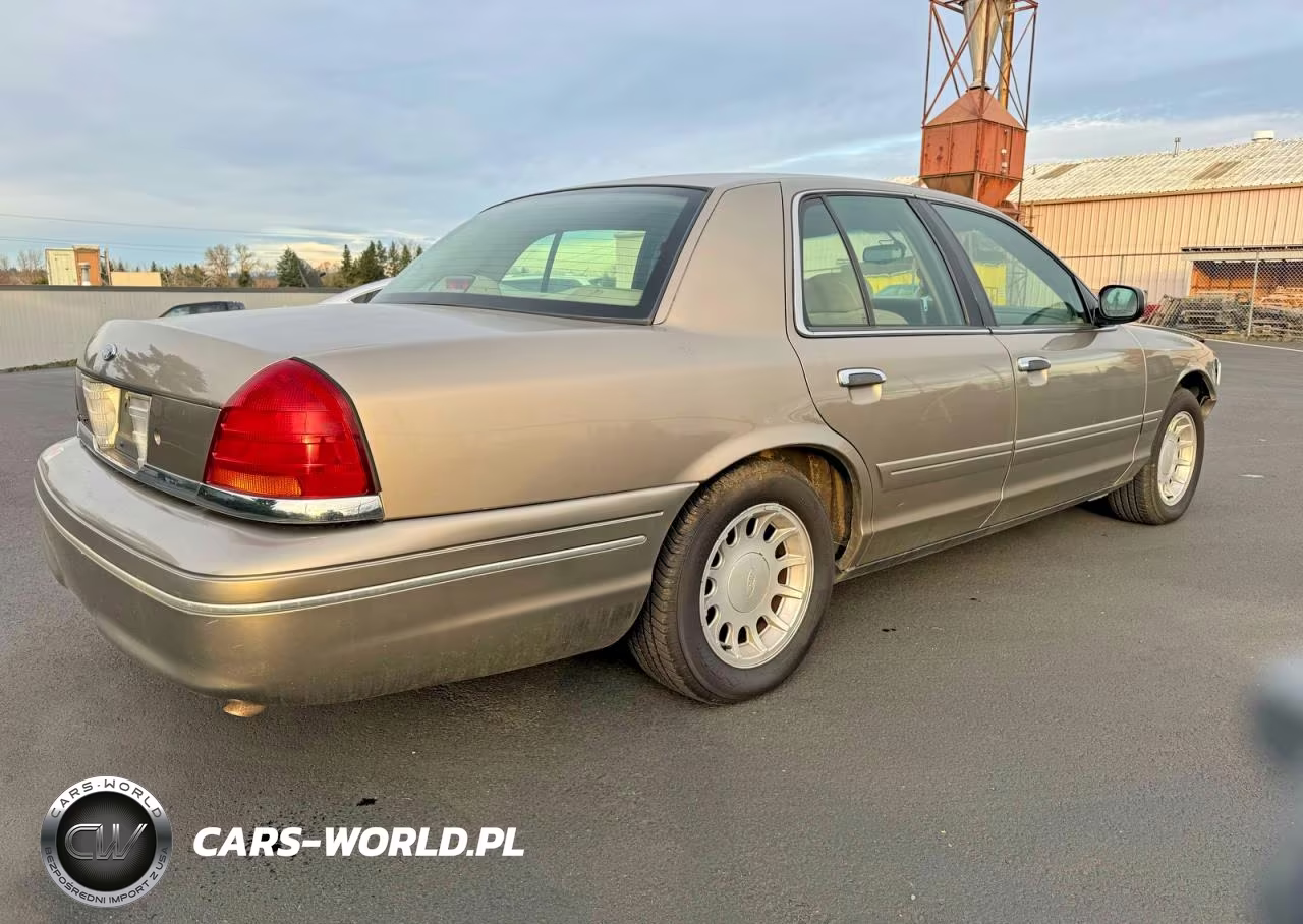 2001 Ford Crown Victoria Lx VIN:2FAFP74W41X162882 - 4