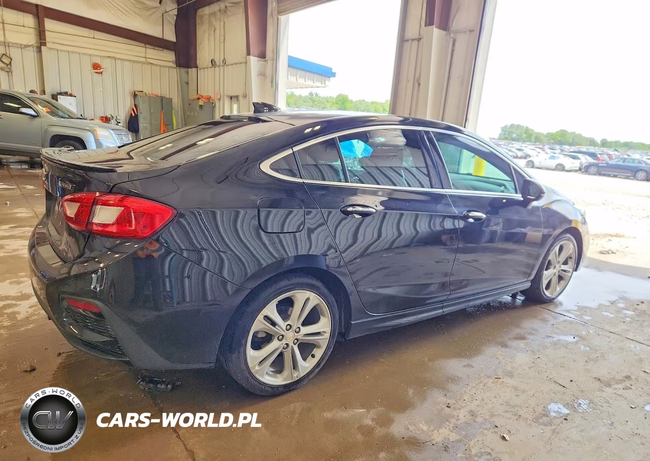 2018 Chevrolet Cruze Premier VIN:1G1BF5SM8J7209511 - 3
